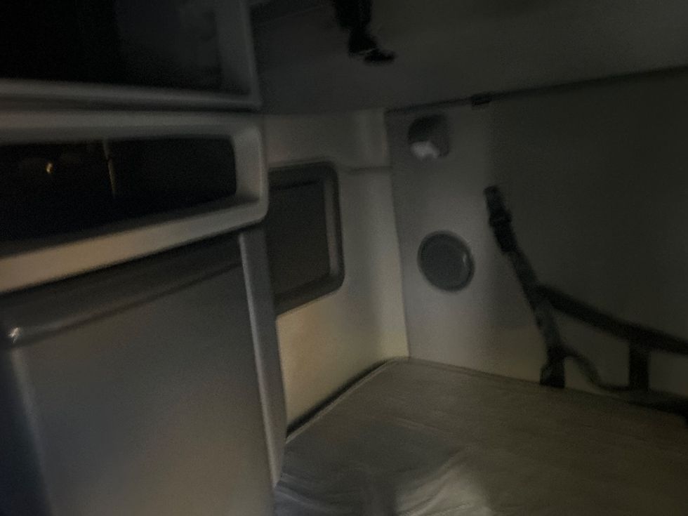 Sleeper Tractor-Heavy Duty Tractors-Volvo-2022-VNL64760-Sacramento-CA-379,900\n\t\tmiles-$ 93,000 - Image 19