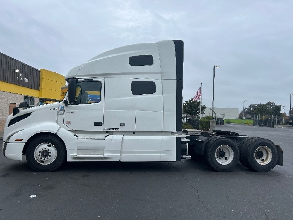 Sleeper Tractor-Heavy Duty Tractors-Volvo-2022-VNL64760-Sacramento-CA-379,900\n\t\tmiles-$ 93,000 - Image 4