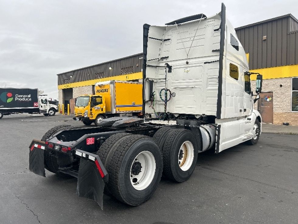 Sleeper Tractor-Heavy Duty Tractors-Volvo-2022-VNL64760-Sacramento-CA-379,900\n\t\tmiles-$ 93,000 - Image 7