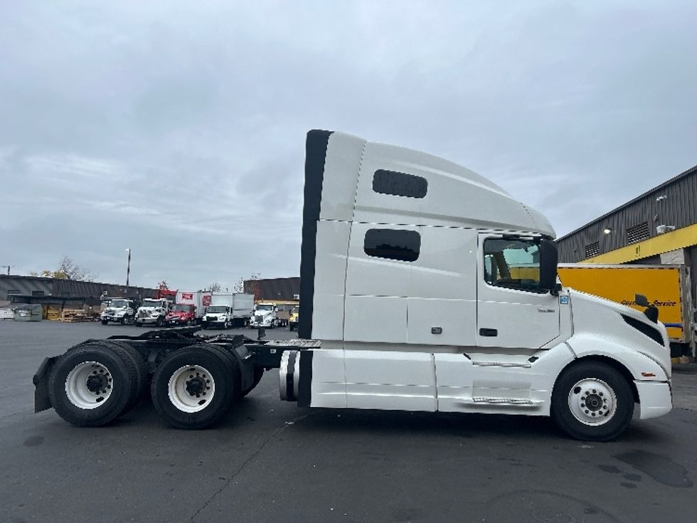 Sleeper Tractor-Heavy Duty Tractors-Volvo-2022-VNL64760-Sacramento-CA-379,900\n\t\tmiles-$ 93,000 - Image 8