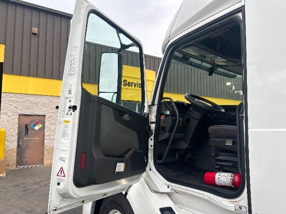 Sleeper Tractor-Heavy Duty Tractors-Volvo-2022-VNL64760-Sacramento-CA-379,900\n\t\tmiles-$ 93,000 - Image 9