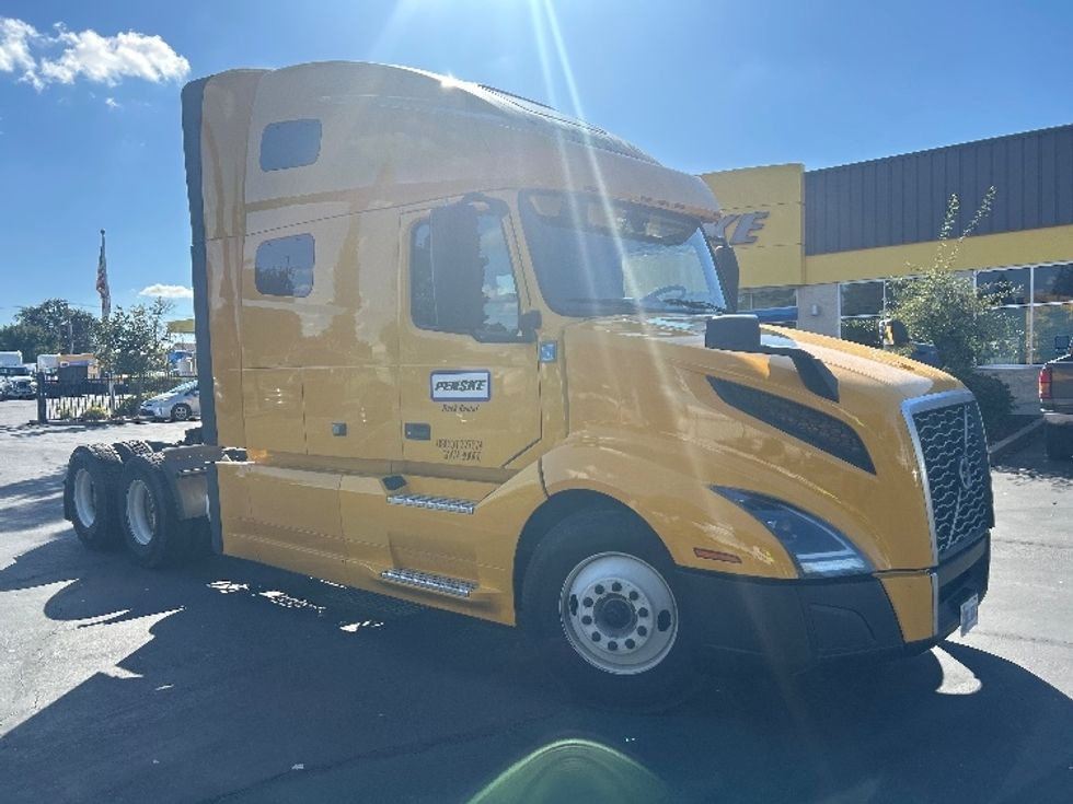 Sleeper Tractor-Heavy Duty Tractors-Volvo-2022-VNL64760-Sacramento-CA-479,177\n\t\tmiles-$ 80,250 - Image 1