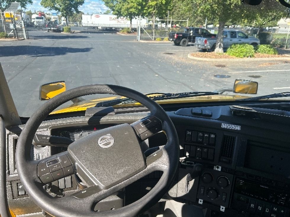 Sleeper Tractor-Heavy Duty Tractors-Volvo-2022-VNL64760-Sacramento-CA-479,177\n\t\tmiles-$ 80,250 - Image 11