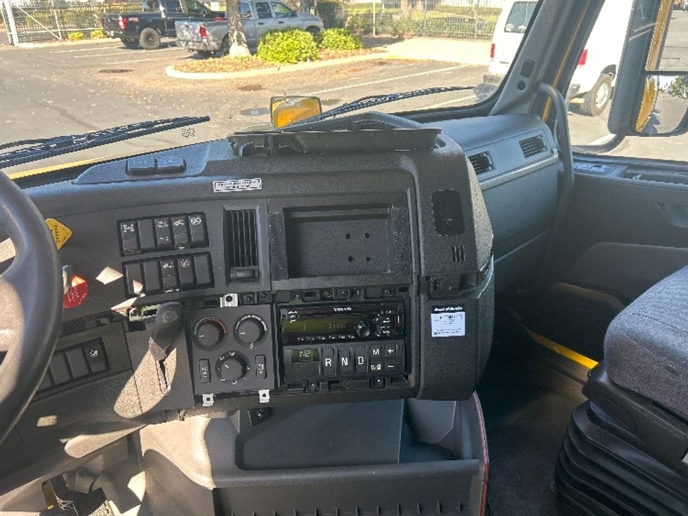Sleeper Tractor-Heavy Duty Tractors-Volvo-2022-VNL64760-Sacramento-CA-479,177\n\t\tmiles-$ 80,250 - Image 12