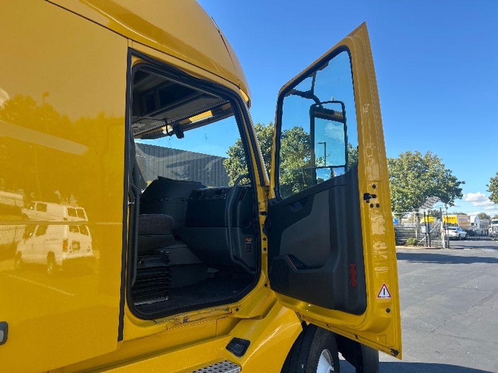Sleeper Tractor-Heavy Duty Tractors-Volvo-2022-VNL64760-Sacramento-CA-479,177\n\t\tmiles-$ 80,250 - Image 13