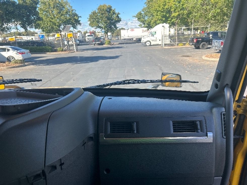 Sleeper Tractor-Heavy Duty Tractors-Volvo-2022-VNL64760-Sacramento-CA-479,177\n\t\tmiles-$ 80,250 - Image 14