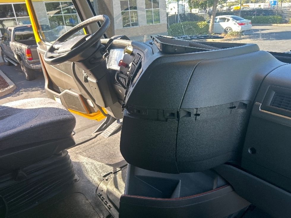 Sleeper Tractor-Heavy Duty Tractors-Volvo-2022-VNL64760-Sacramento-CA-479,177\n\t\tmiles-$ 80,250 - Image 15