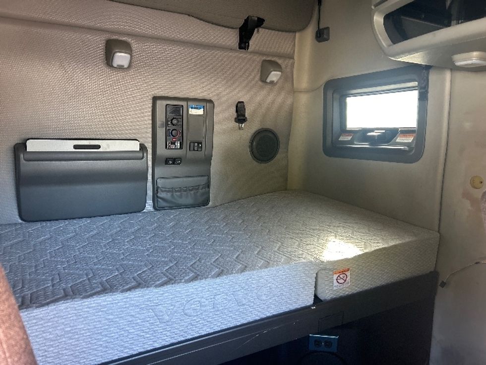 Sleeper Tractor-Heavy Duty Tractors-Volvo-2022-VNL64760-Sacramento-CA-479,177\n\t\tmiles-$ 80,250 - Image 16