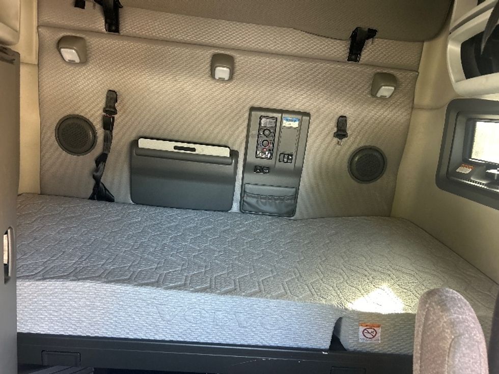 Sleeper Tractor-Heavy Duty Tractors-Volvo-2022-VNL64760-Sacramento-CA-479,177\n\t\tmiles-$ 80,250 - Image 17