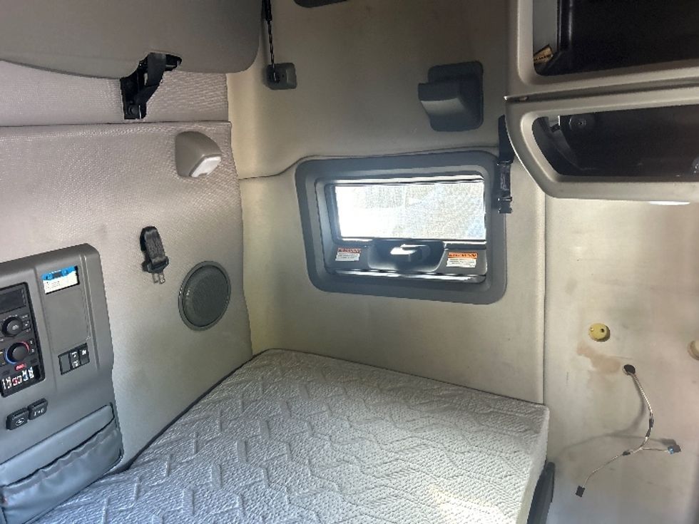 Sleeper Tractor-Heavy Duty Tractors-Volvo-2022-VNL64760-Sacramento-CA-479,177\n\t\tmiles-$ 80,250 - Image 18