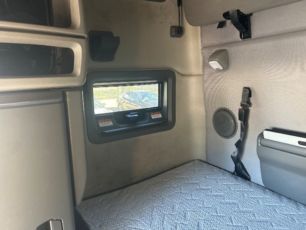 Sleeper Tractor-Heavy Duty Tractors-Volvo-2022-VNL64760-Sacramento-CA-479,177\n\t\tmiles-$ 80,250 - Image 19