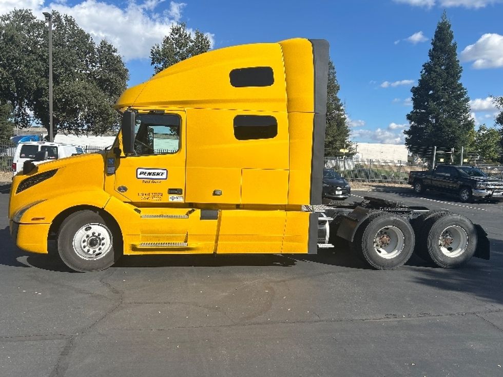 Sleeper Tractor-Heavy Duty Tractors-Volvo-2022-VNL64760-Sacramento-CA-479,177\n\t\tmiles-$ 80,250 - Image 4