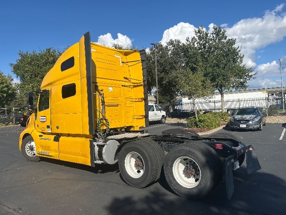Sleeper Tractor-Heavy Duty Tractors-Volvo-2022-VNL64760-Sacramento-CA-479,177\n\t\tmiles-$ 80,250 - Image 5