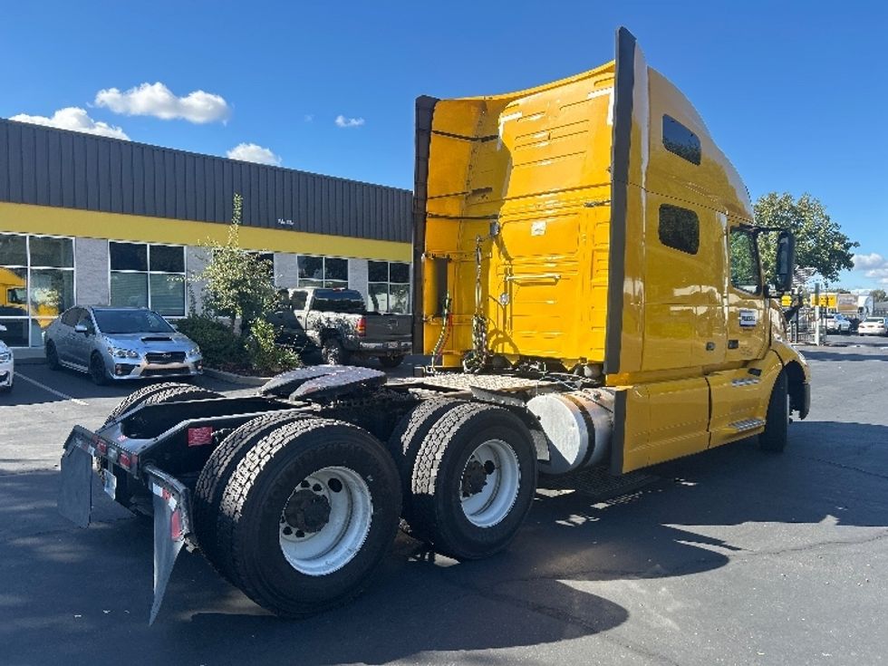Sleeper Tractor-Heavy Duty Tractors-Volvo-2022-VNL64760-Sacramento-CA-479,177\n\t\tmiles-$ 80,250 - Image 7