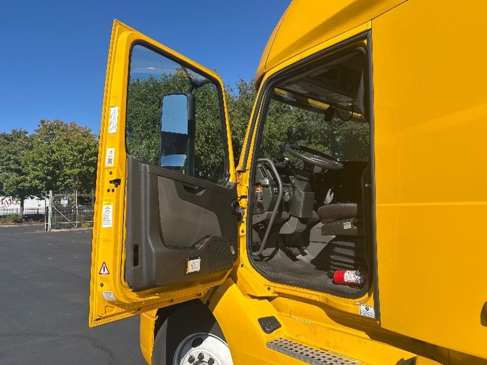 Sleeper Tractor-Heavy Duty Tractors-Volvo-2022-VNL64760-Sacramento-CA-479,177\n\t\tmiles-$ 80,250 - Image 9