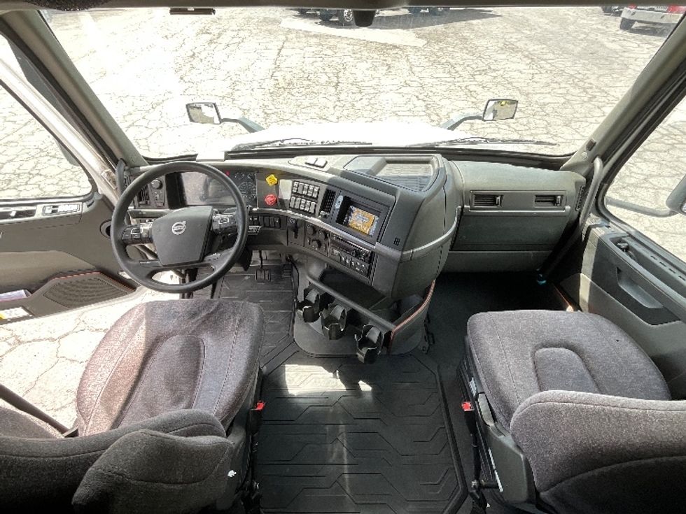 Sleeper Tractor-Heavy Duty Tractors-Volvo-2022-VNL64760-Saint George-UT-503,076\n\t\tmiles-$ 80,750 - Image 12