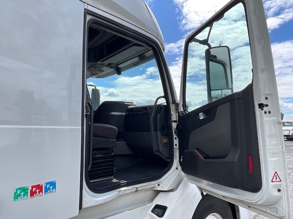 Sleeper Tractor-Heavy Duty Tractors-Volvo-2022-VNL64760-Saint George-UT-503,076\n\t\tmiles-$ 80,750 - Image 13