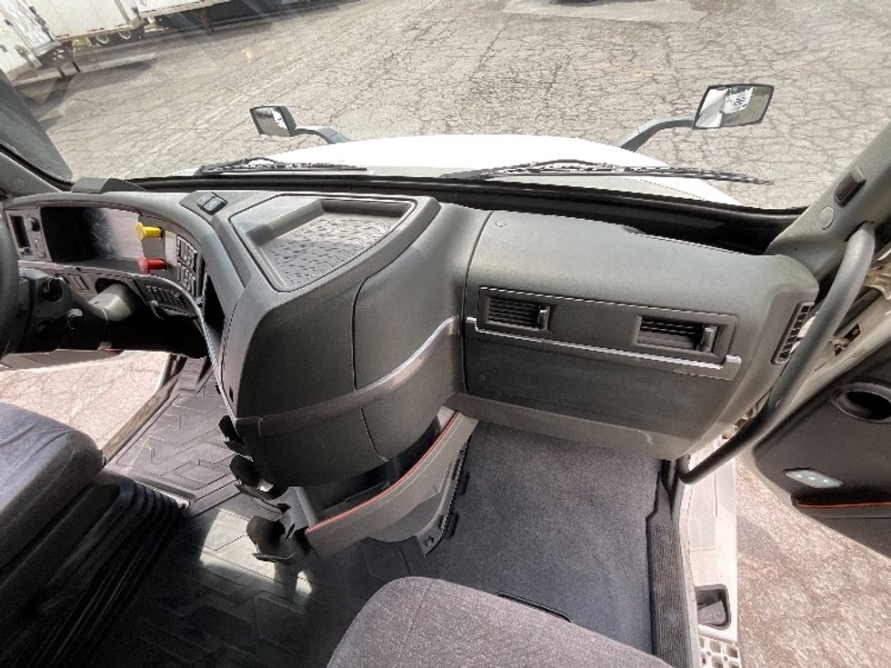 Sleeper Tractor-Heavy Duty Tractors-Volvo-2022-VNL64760-Saint George-UT-503,076\n\t\tmiles-$ 80,750 - Image 14