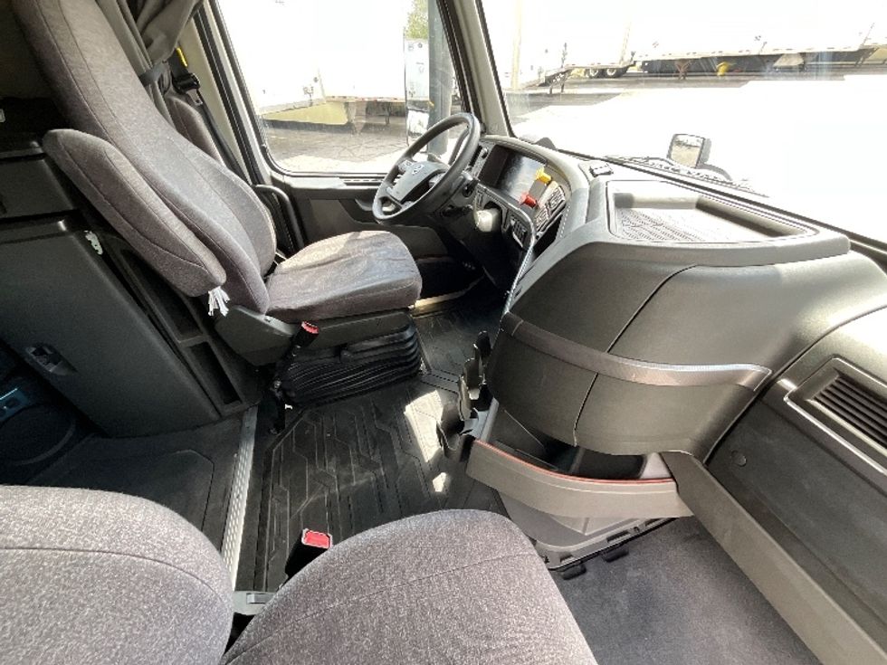 Sleeper Tractor-Heavy Duty Tractors-Volvo-2022-VNL64760-Saint George-UT-503,076\n\t\tmiles-$ 80,750 - Image 15