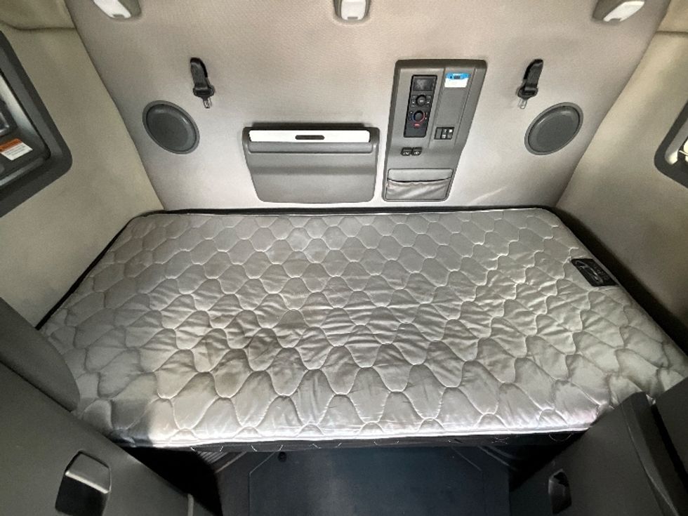 Sleeper Tractor-Heavy Duty Tractors-Volvo-2022-VNL64760-Saint George-UT-503,076\n\t\tmiles-$ 80,750 - Image 17