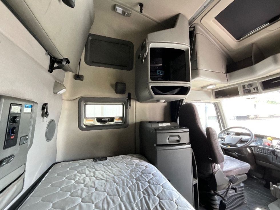 Sleeper Tractor-Heavy Duty Tractors-Volvo-2022-VNL64760-Saint George-UT-503,076\n\t\tmiles-$ 80,750 - Image 18