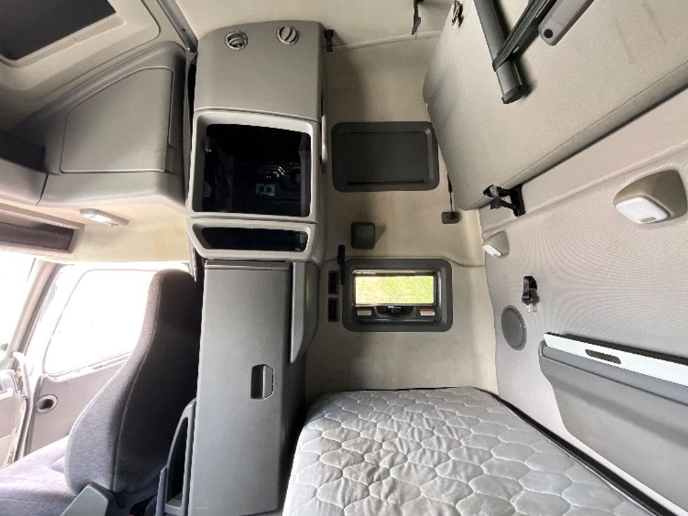 Sleeper Tractor-Heavy Duty Tractors-Volvo-2022-VNL64760-Saint George-UT-503,076\n\t\tmiles-$ 80,750 - Image 19