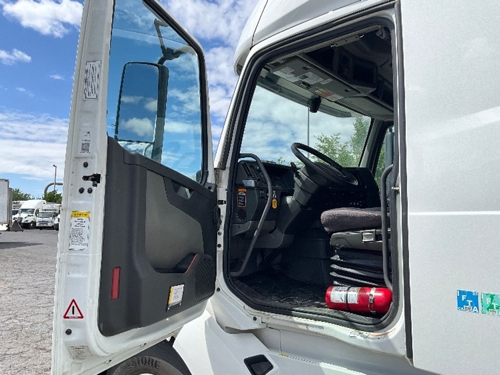 Sleeper Tractor-Heavy Duty Tractors-Volvo-2022-VNL64760-Saint George-UT-503,076\n\t\tmiles-$ 80,750 - Image 9