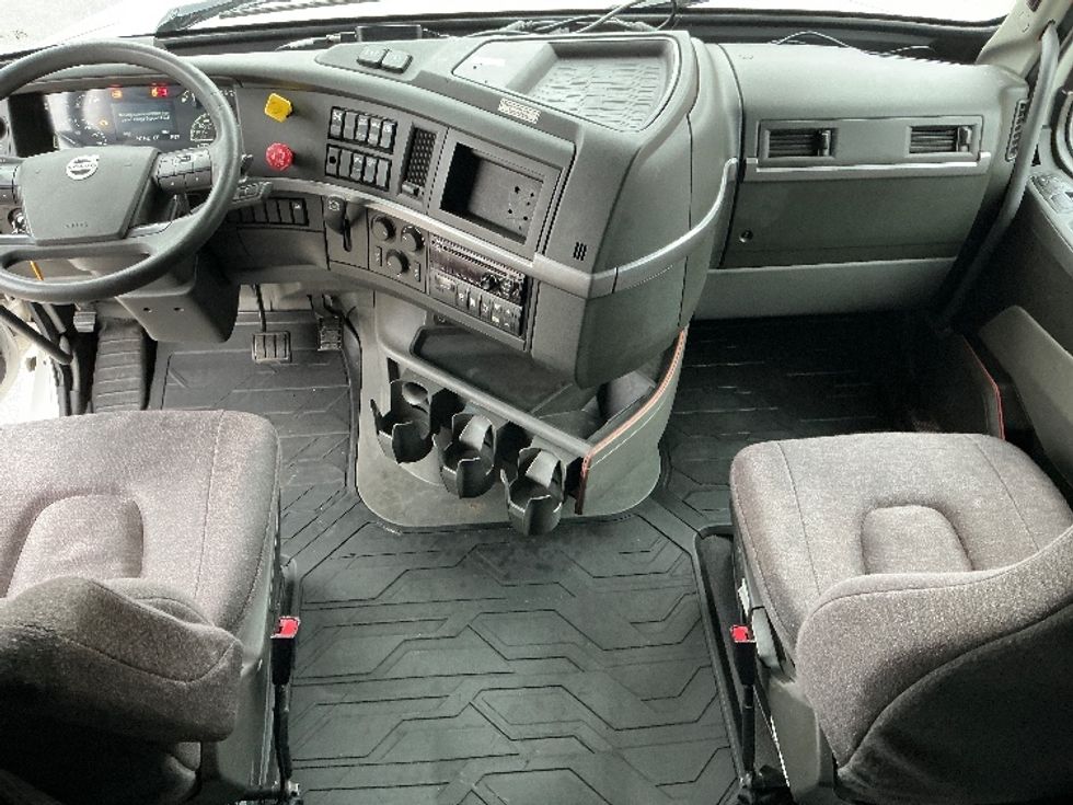 Sleeper Tractor-Heavy Duty Tractors-Volvo-2022-VNL64760-San Antonio-TX-478,373\n\t\tmiles-$ 75,500 - Image 12