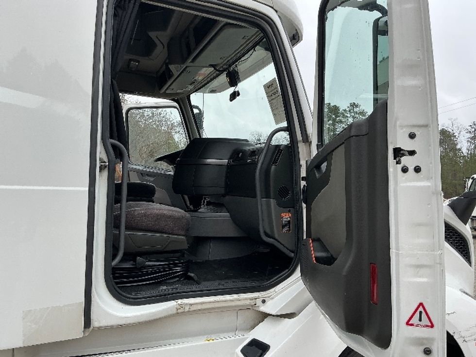 Sleeper Tractor-Heavy Duty Tractors-Volvo-2022-VNL64760-San Antonio-TX-478,373\n\t\tmiles-$ 75,500 - Image 13