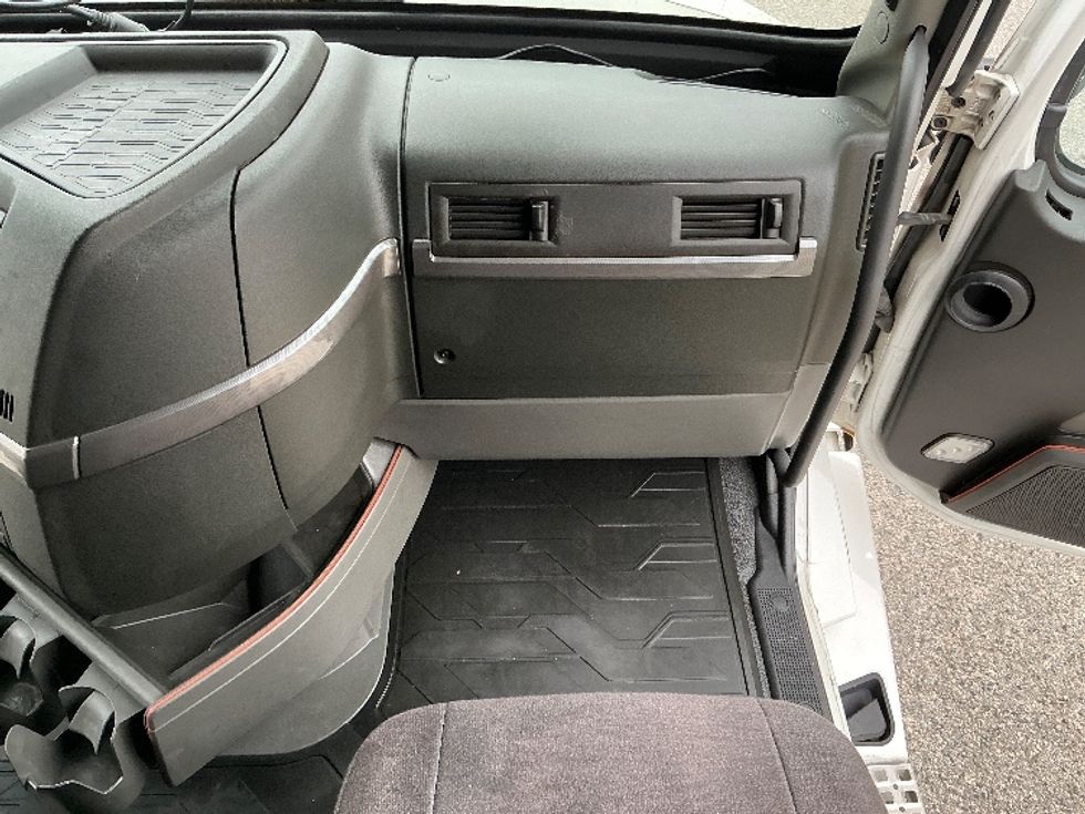 Sleeper Tractor-Heavy Duty Tractors-Volvo-2022-VNL64760-San Antonio-TX-478,373\n\t\tmiles-$ 75,500 - Image 14