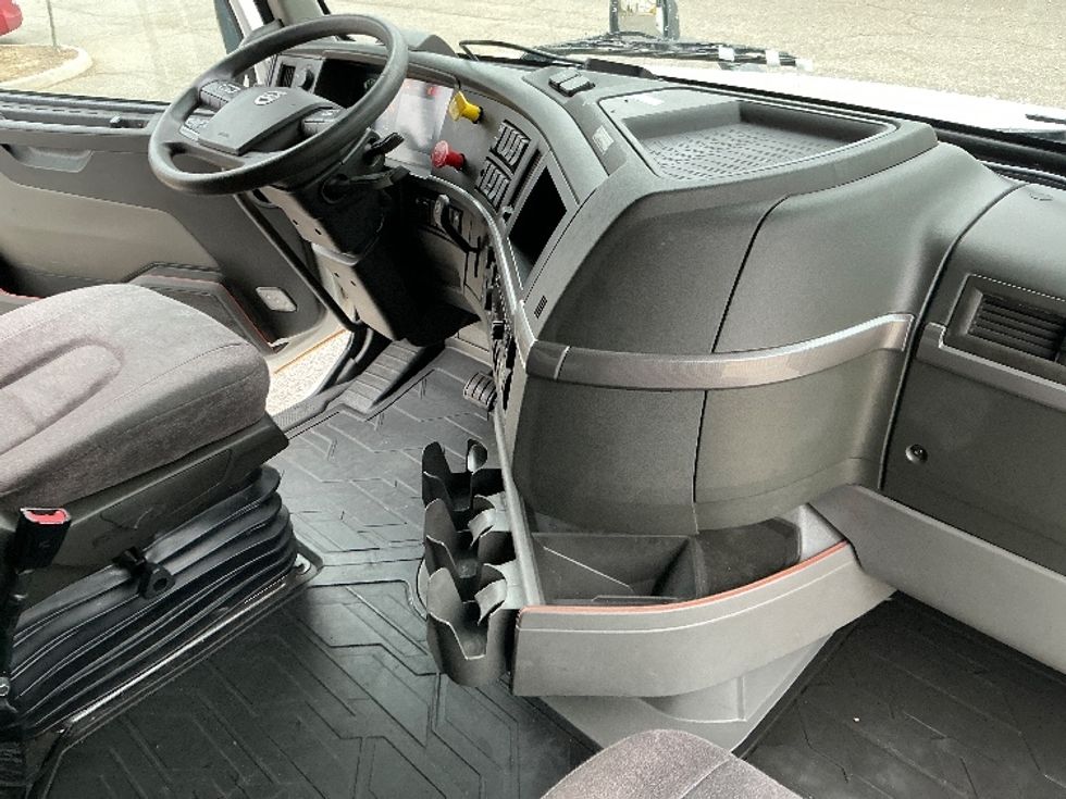 Sleeper Tractor-Heavy Duty Tractors-Volvo-2022-VNL64760-San Antonio-TX-478,373\n\t\tmiles-$ 75,500 - Image 15