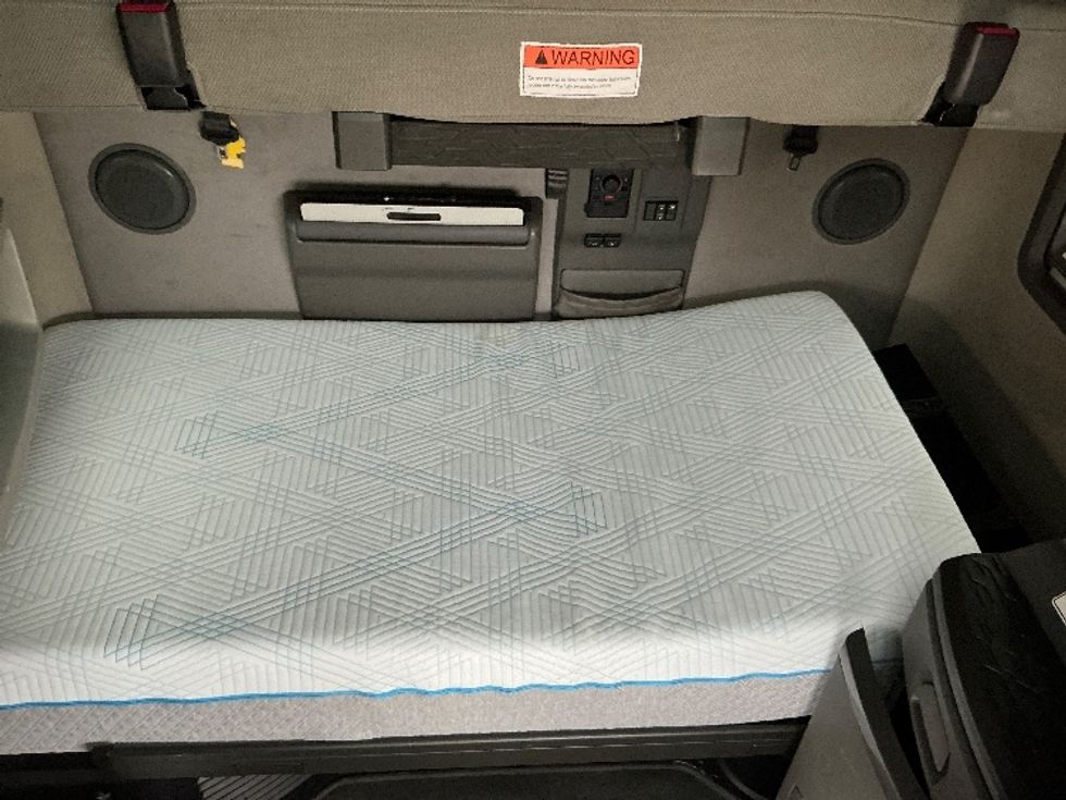 Sleeper Tractor-Heavy Duty Tractors-Volvo-2022-VNL64760-San Antonio-TX-478,373\n\t\tmiles-$ 75,500 - Image 17