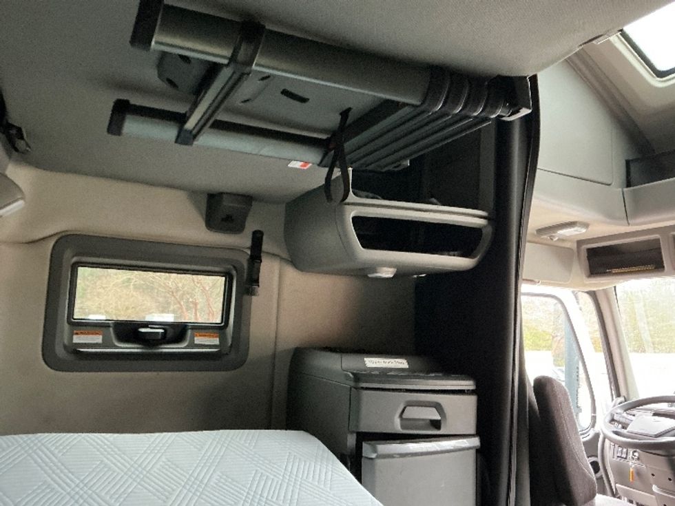 Sleeper Tractor-Heavy Duty Tractors-Volvo-2022-VNL64760-San Antonio-TX-478,373\n\t\tmiles-$ 75,500 - Image 18