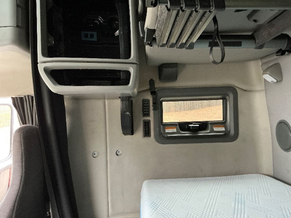 Sleeper Tractor-Heavy Duty Tractors-Volvo-2022-VNL64760-San Antonio-TX-478,373\n\t\tmiles-$ 75,500 - Image 19