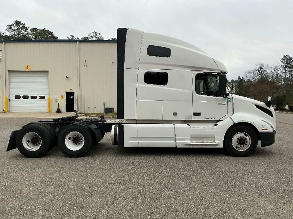 Sleeper Tractor-Heavy Duty Tractors-Volvo-2022-VNL64760-San Antonio-TX-478,373\n\t\tmiles-$ 75,500 - Image 8