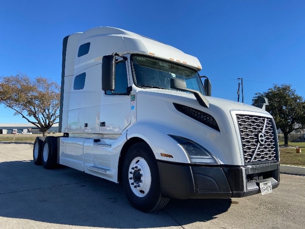 Sleeper Tractor-Heavy Duty Tractors-Volvo-2022-VNL64760-San Antonio-TX-491,649\n\t\tmiles-$ 74,250 - Image 1
