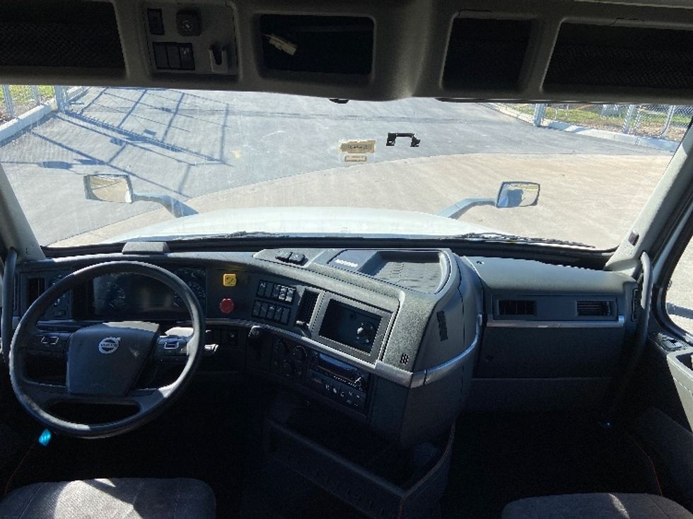 Sleeper Tractor-Heavy Duty Tractors-Volvo-2022-VNL64760-San Antonio-TX-491,649\n\t\tmiles-$ 74,250 - Image 12