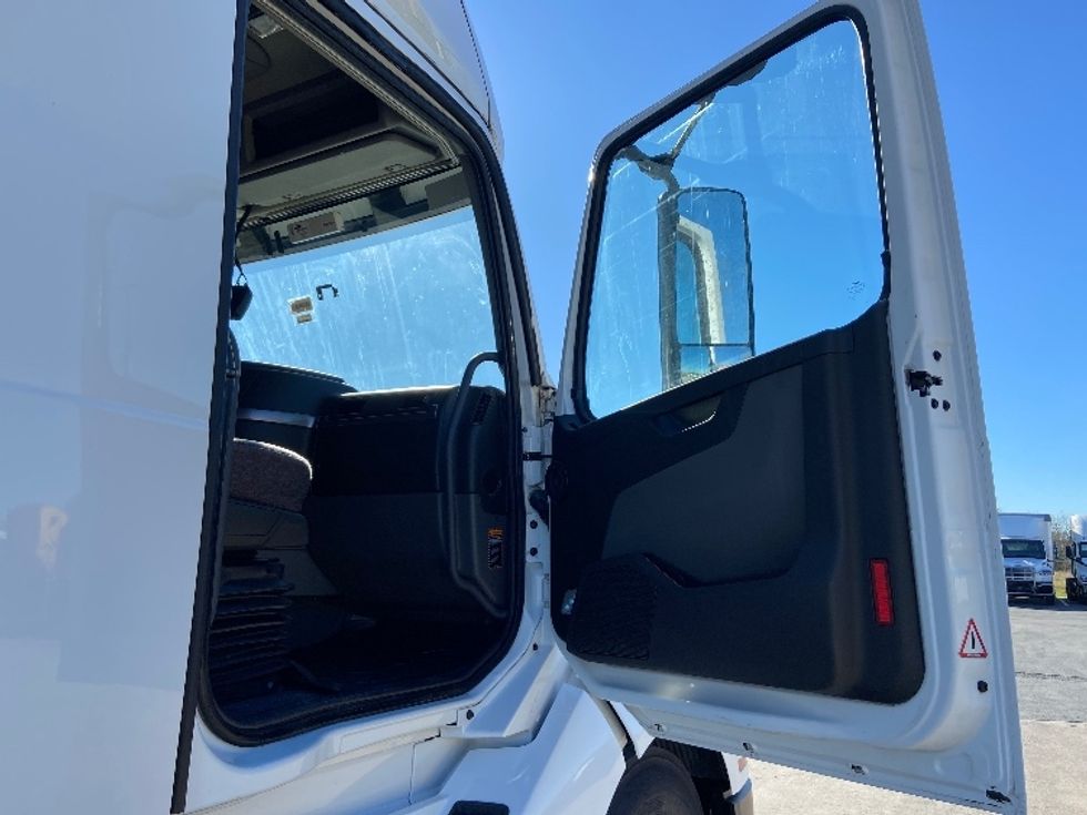 Sleeper Tractor-Heavy Duty Tractors-Volvo-2022-VNL64760-San Antonio-TX-491,649\n\t\tmiles-$ 74,250 - Image 13