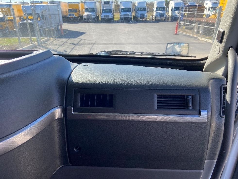 Sleeper Tractor-Heavy Duty Tractors-Volvo-2022-VNL64760-San Antonio-TX-491,649\n\t\tmiles-$ 74,250 - Image 14