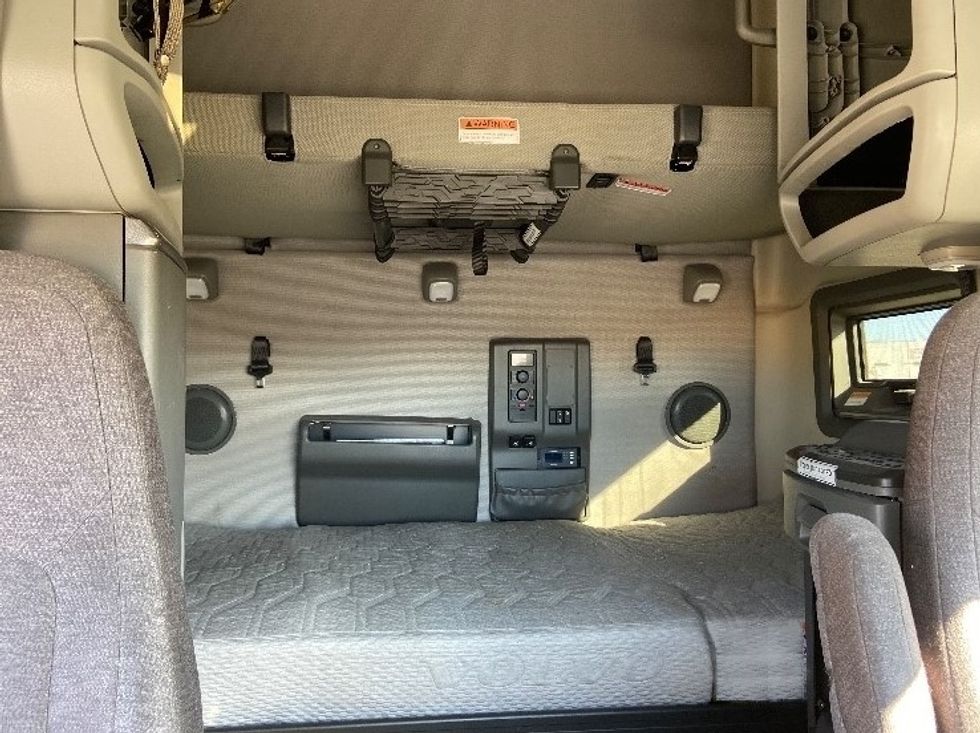 Sleeper Tractor-Heavy Duty Tractors-Volvo-2022-VNL64760-San Antonio-TX-491,649\n\t\tmiles-$ 74,250 - Image 16