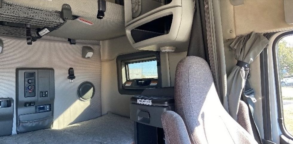 Sleeper Tractor-Heavy Duty Tractors-Volvo-2022-VNL64760-San Antonio-TX-491,649\n\t\tmiles-$ 74,250 - Image 18