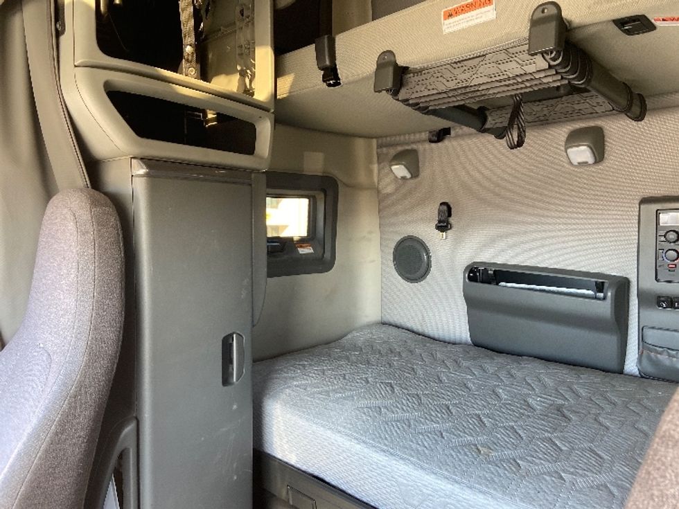 Sleeper Tractor-Heavy Duty Tractors-Volvo-2022-VNL64760-San Antonio-TX-491,649\n\t\tmiles-$ 74,250 - Image 19