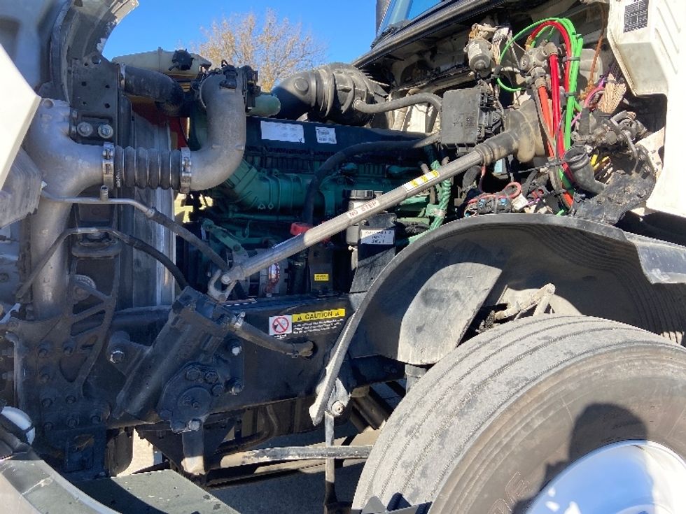 Sleeper Tractor-Heavy Duty Tractors-Volvo-2022-VNL64760-San Antonio-TX-491,649\n\t\tmiles-$ 74,250 - Image 21