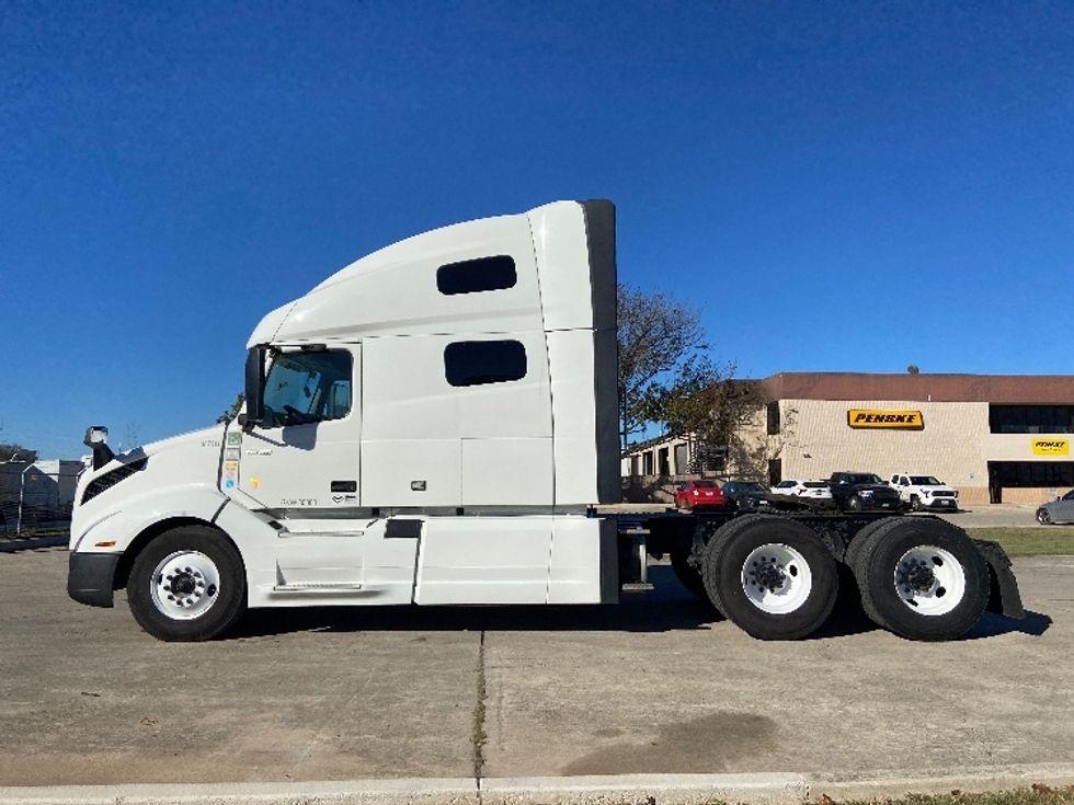 Sleeper Tractor-Heavy Duty Tractors-Volvo-2022-VNL64760-San Antonio-TX-491,649\n\t\tmiles-$ 74,250 - Image 4
