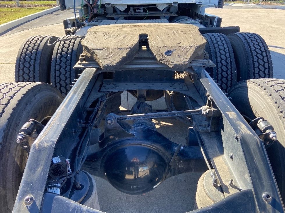 Sleeper Tractor-Heavy Duty Tractors-Volvo-2022-VNL64760-San Antonio-TX-491,649\n\t\tmiles-$ 74,250 - Image 6