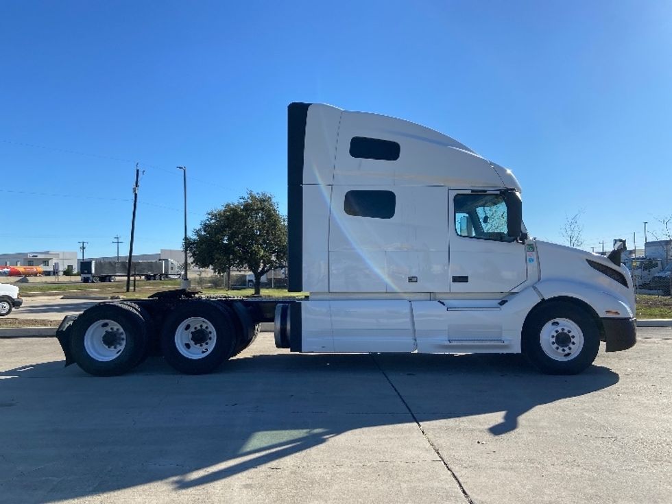 Sleeper Tractor-Heavy Duty Tractors-Volvo-2022-VNL64760-San Antonio-TX-491,649\n\t\tmiles-$ 74,250 - Image 8