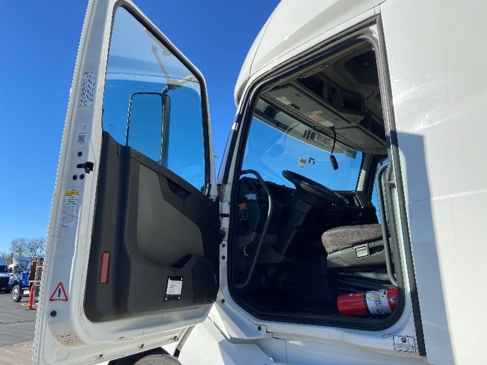 Sleeper Tractor-Heavy Duty Tractors-Volvo-2022-VNL64760-San Antonio-TX-491,649\n\t\tmiles-$ 74,250 - Image 9