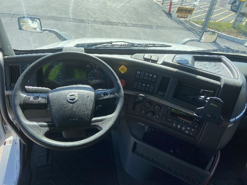 Sleeper Tractor-Heavy Duty Tractors-Volvo-2022-VNL64760-San Antonio-TX-523,447\n\t\tmiles-$ 71,000 - Image 11
