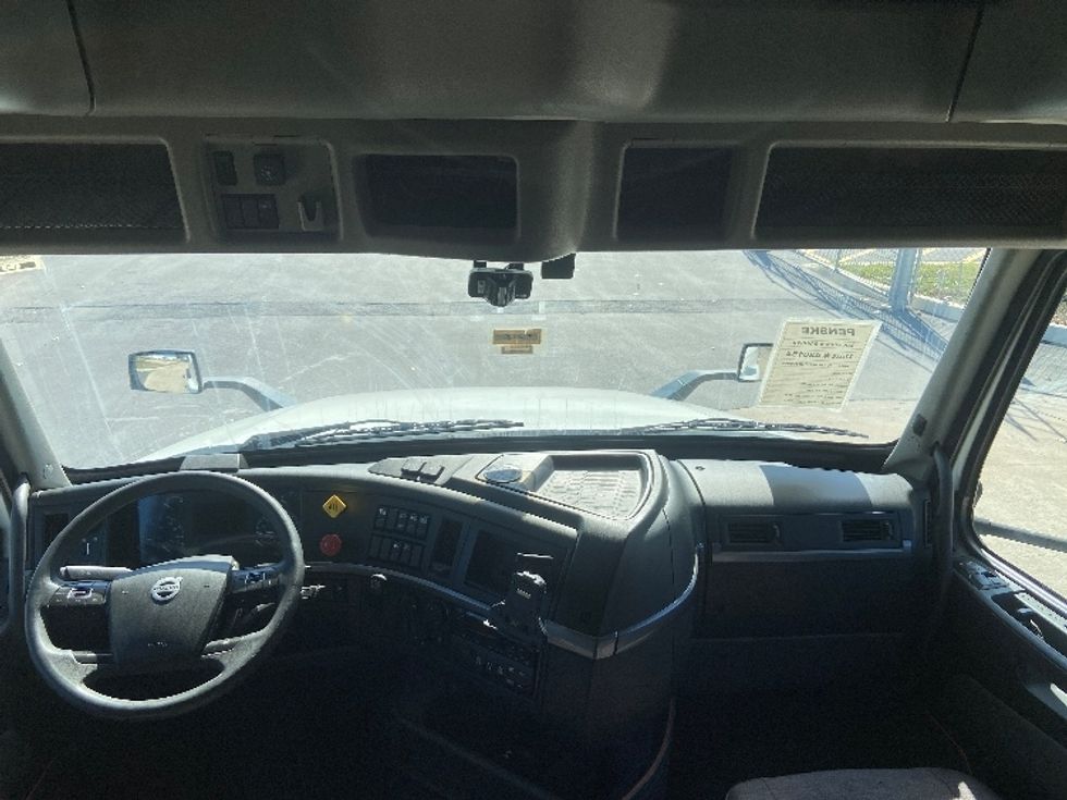 Sleeper Tractor-Heavy Duty Tractors-Volvo-2022-VNL64760-San Antonio-TX-523,447\n\t\tmiles-$ 71,000 - Image 12