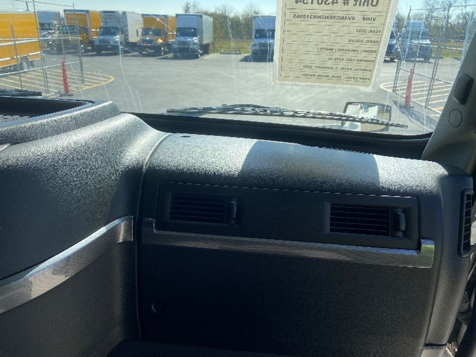 Sleeper Tractor-Heavy Duty Tractors-Volvo-2022-VNL64760-San Antonio-TX-523,447\n\t\tmiles-$ 71,000 - Image 14